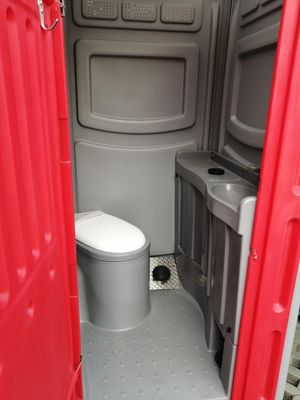 Noleggio bagno di plastica pronto a disposizione