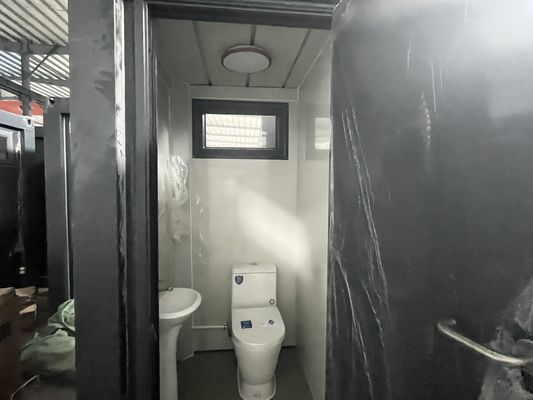 2.4M X 1M WC portatile a confezione piatta con telaio più resistente e parete isolante, idraulici e cablaggi prefabbricati